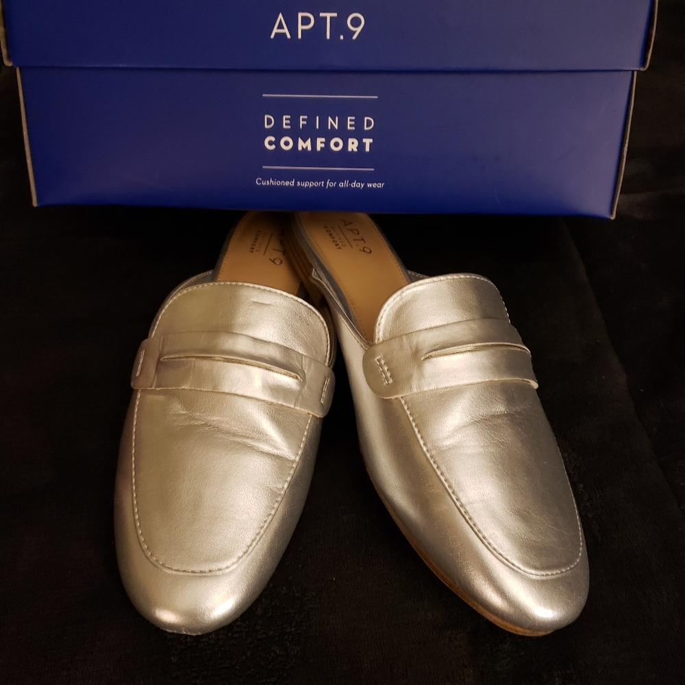 Super cute silver slip on loafers!
